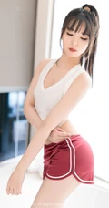 气质女生小波多白背心短裤长筒袜居家气质写真图片