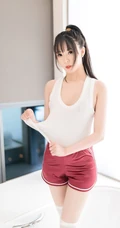 气质女生小波多白背心短裤长筒袜居家气质写真图片