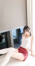 气质女生小波多白背心短裤长筒袜居家气质写真图片