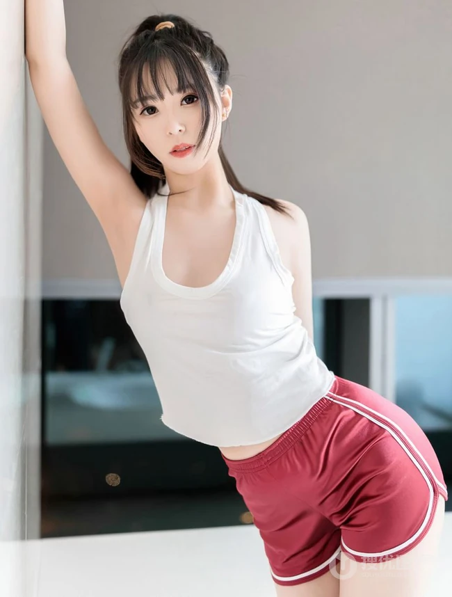 气质女生小波多白背心短裤长筒袜居家气质写真图片