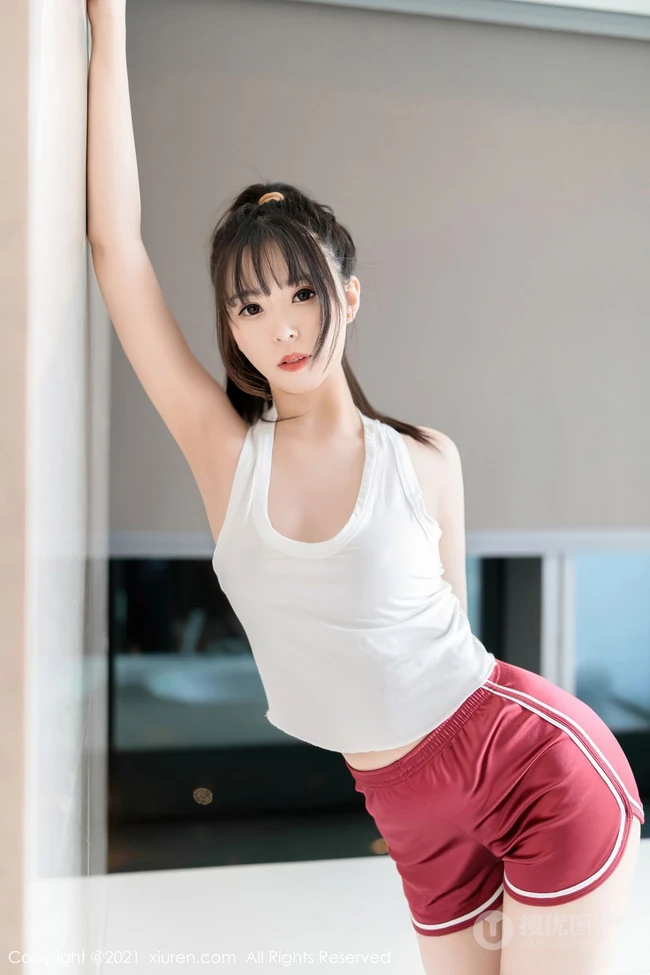 气质女生小波多白背心短裤长筒袜居家气质写真图片