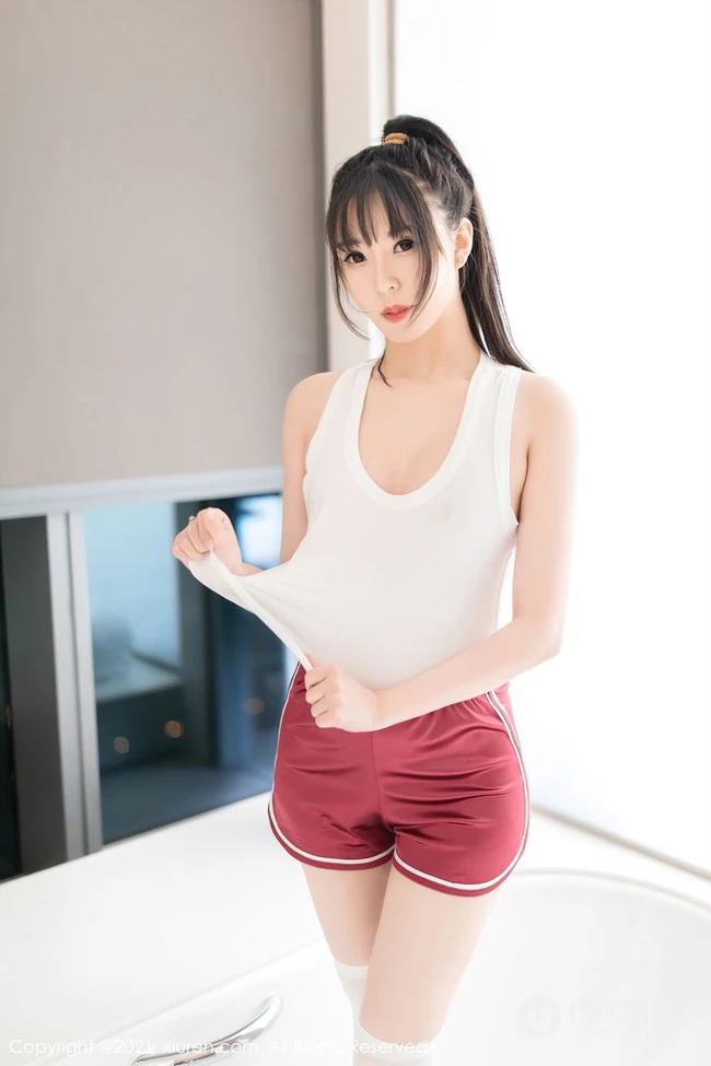 气质女生小波多白背心短裤长筒袜居家气质写真图片