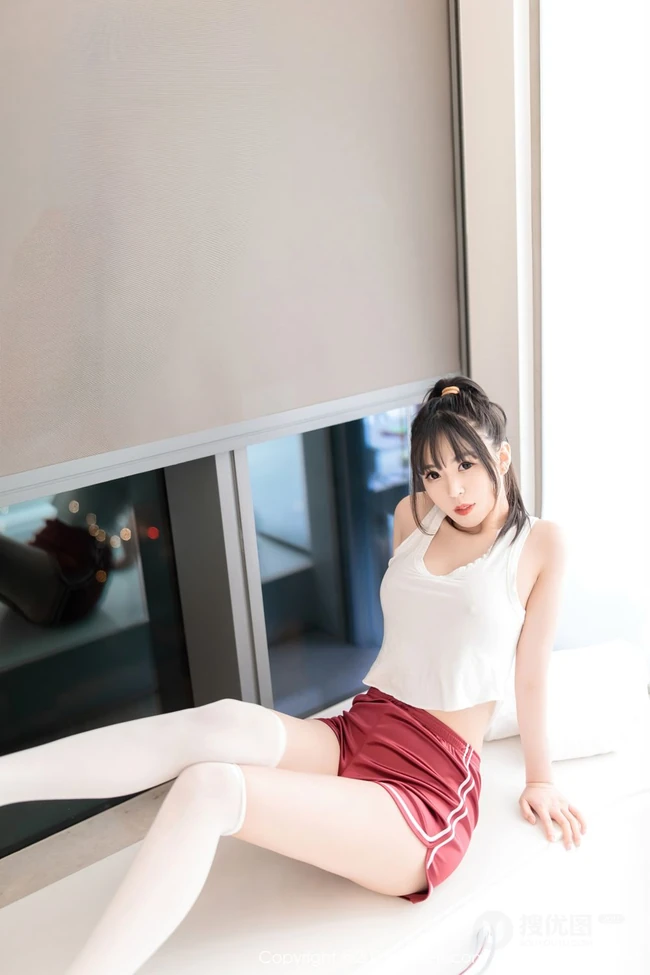 气质女生小波多白背心短裤长筒袜居家气质写真图片