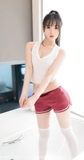 气质女生小波多白背心短裤长筒袜居家气质写真图片