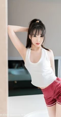气质女生小波多白背心短裤长筒袜居家气质写真图片