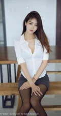 气质时尚职场轻熟可樂Vicky白衫黑裙深袜袜高跟制服装优雅写真图片