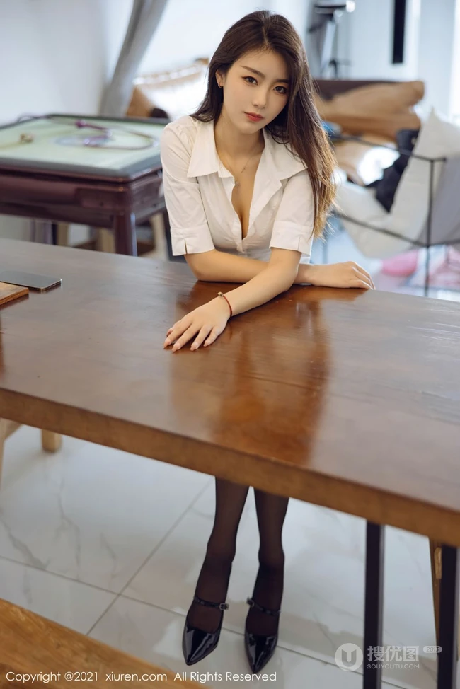 气质时尚职场轻熟可樂Vicky白衫黑裙深袜袜高跟制服装优雅写真图片