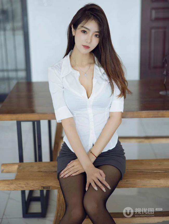 气质时尚职场轻熟可樂Vicky白衫黑裙深袜袜高跟制服装优雅写真图片