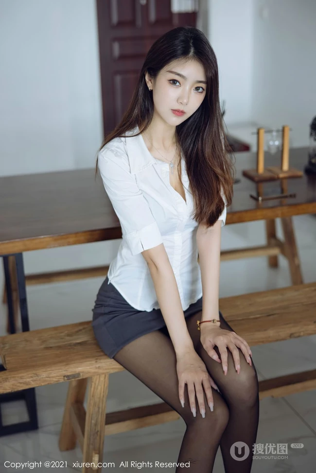 气质时尚职场轻熟可樂Vicky白衫黑裙深袜袜高跟制服装优雅写真图片