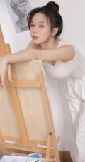身材超辣超气质女生明星何雨桐紧身白背心运动裤画室超高清写真图片