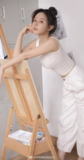 身材超辣超气质女生明星何雨桐紧身白背心运动裤画室超高清写真图片