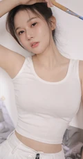身材超辣超气质女生明星何雨桐紧身白背心运动裤画室超高清写真图片