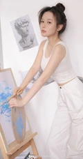身材超辣超气质女生明星何雨桐紧身白背心运动裤画室超高清写真图片