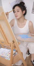 身材超辣超气质女生明星何雨桐紧身白背心运动裤画室超高清写真图片