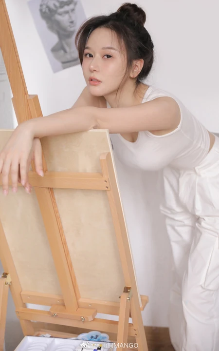 身材超辣超气质女生明星何雨桐紧身白背心运动裤画室超高清写真图片
