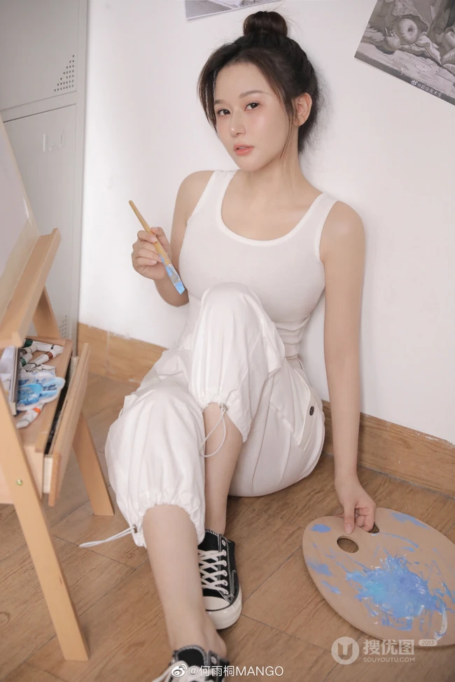 身材超辣超气质女生明星何雨桐紧身白背心运动裤画室超高清写真图片