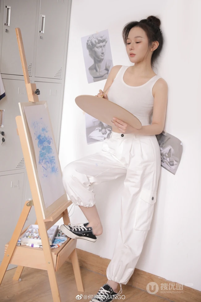身材超辣超气质女生明星何雨桐紧身白背心运动裤画室超高清写真图片
