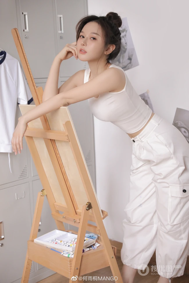 身材超辣超气质女生明星何雨桐紧身白背心运动裤画室超高清写真图片