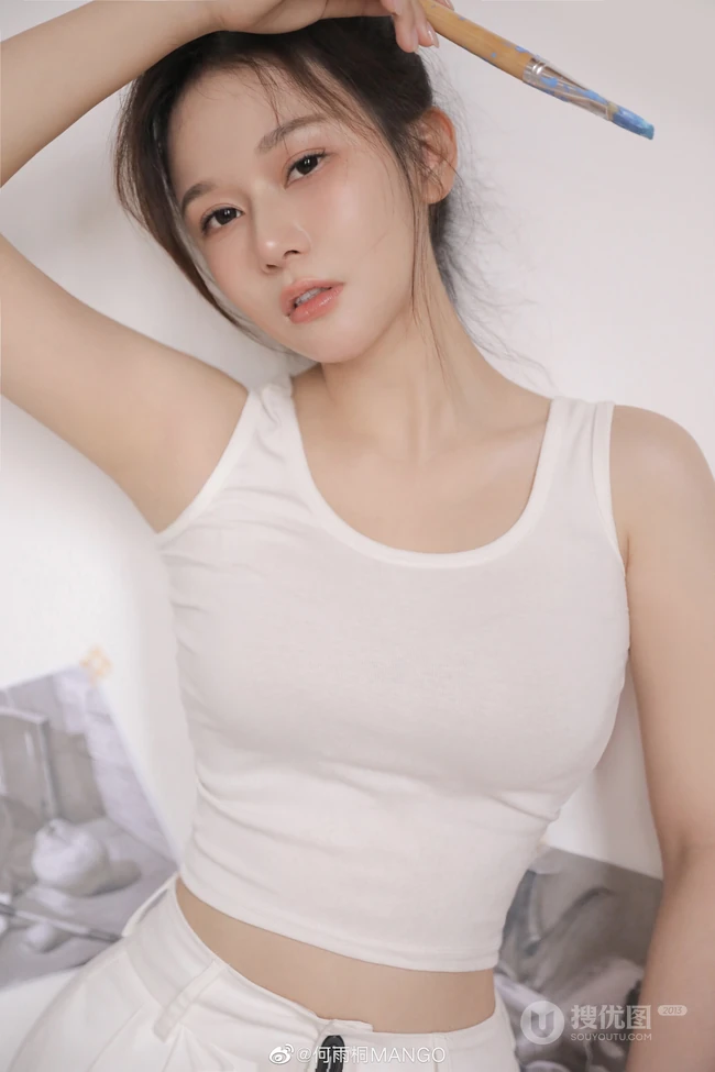 身材超辣超气质女生明星何雨桐紧身白背心运动裤画室超高清写真图片