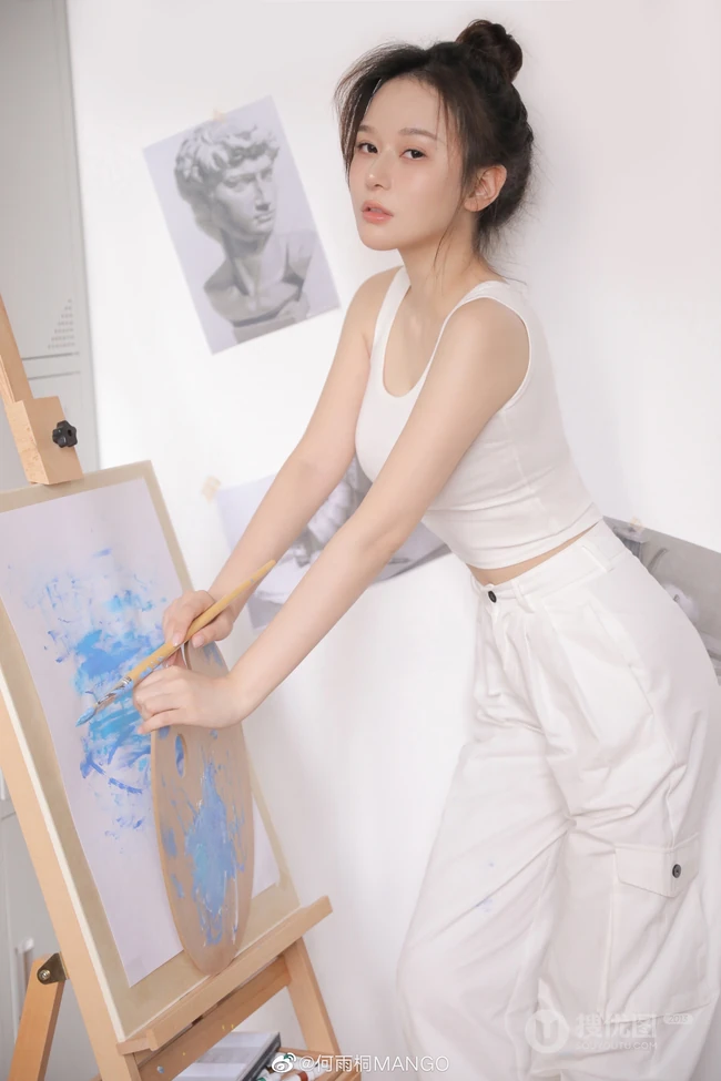 身材超辣超气质女生明星何雨桐紧身白背心运动裤画室超高清写真图片