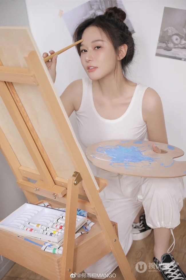 身材超辣超气质女生明星何雨桐紧身白背心运动裤画室超高清写真图片