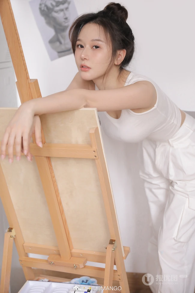 身材超辣超气质女生明星何雨桐紧身白背心运动裤画室超高清写真图片