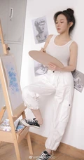 身材超辣超气质女生明星何雨桐紧身白背心运动裤画室超高清写真图片