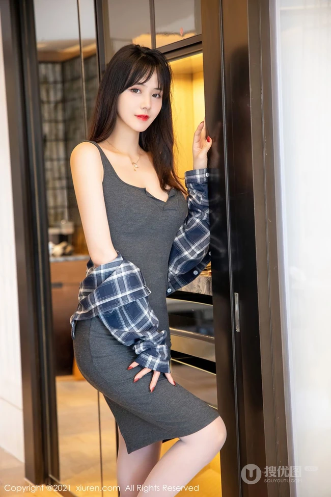 气质大长腿气质女生柚子178肩带灰裙风格袜装装扮大胆特写艺术室内套图