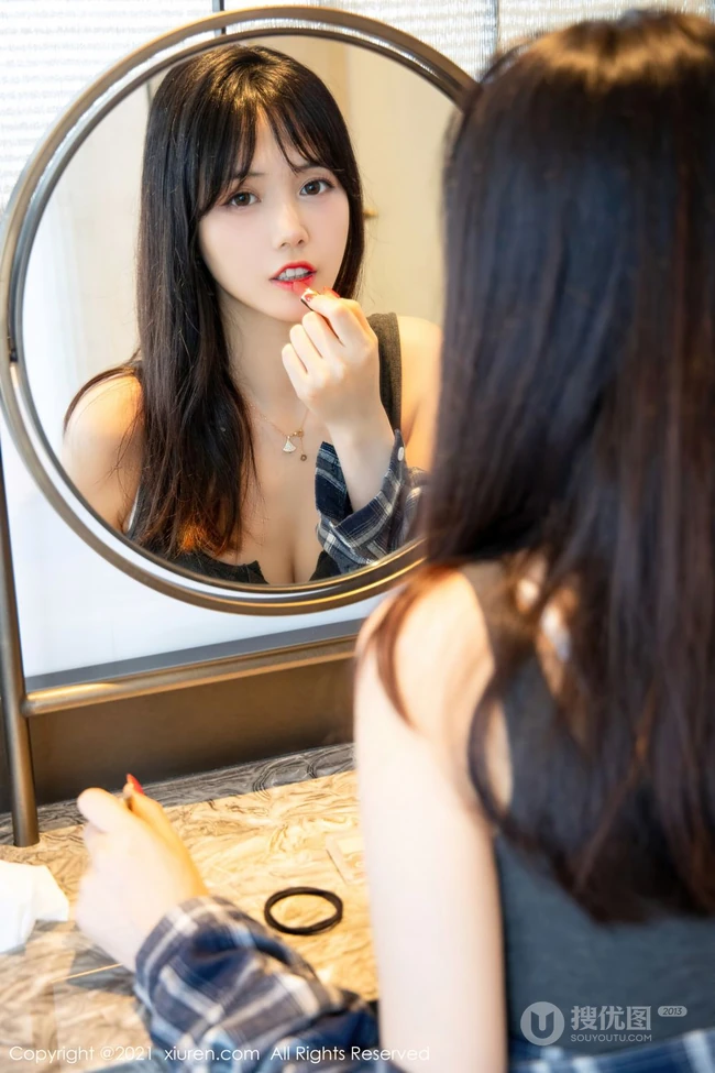 气质大长腿气质女生柚子178肩带灰裙风格袜装装扮大胆特写艺术室内套图