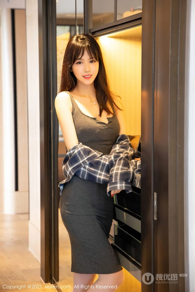气质大长腿气质女生柚子178肩带灰裙风格袜装装扮大胆特写艺术室内套图