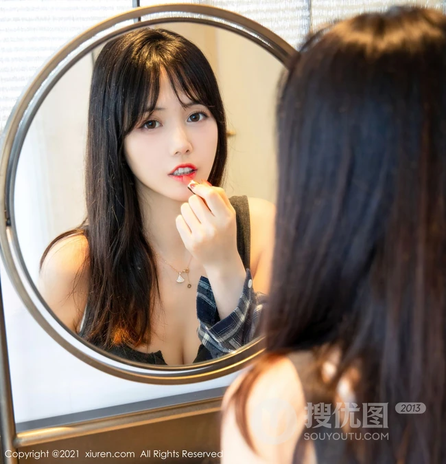 气质大长腿气质女生柚子178肩带灰裙风格袜装装扮大胆特写艺术室内套图