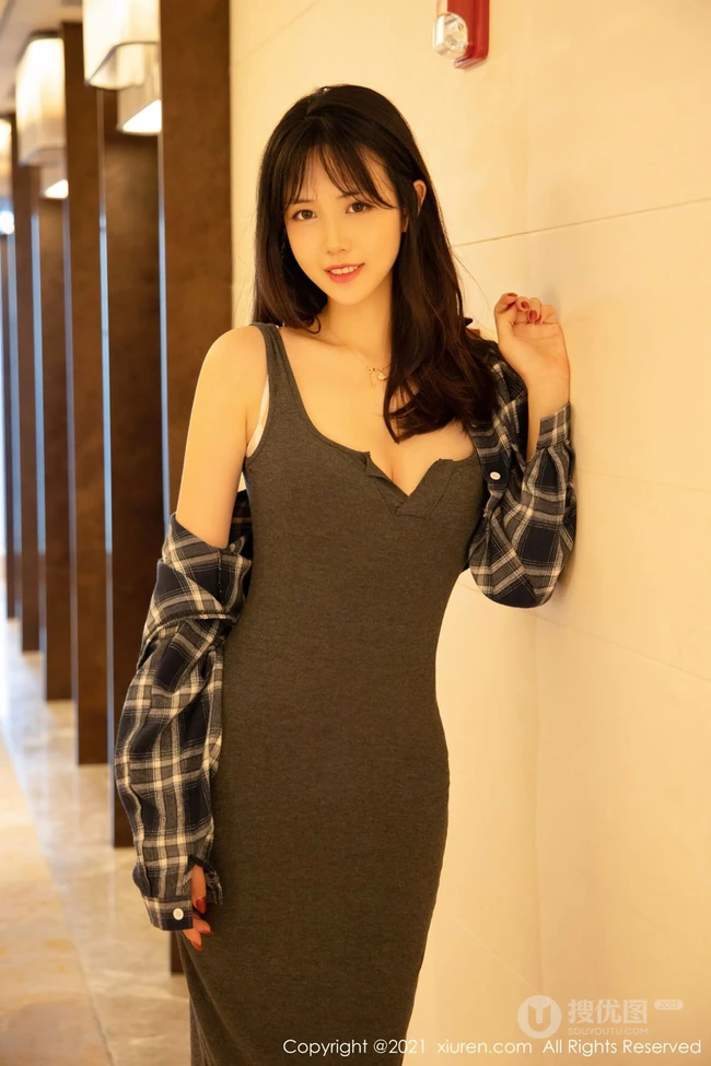 气质大长腿气质女生柚子178肩带灰裙风格袜装装扮大胆特写艺术室内套图