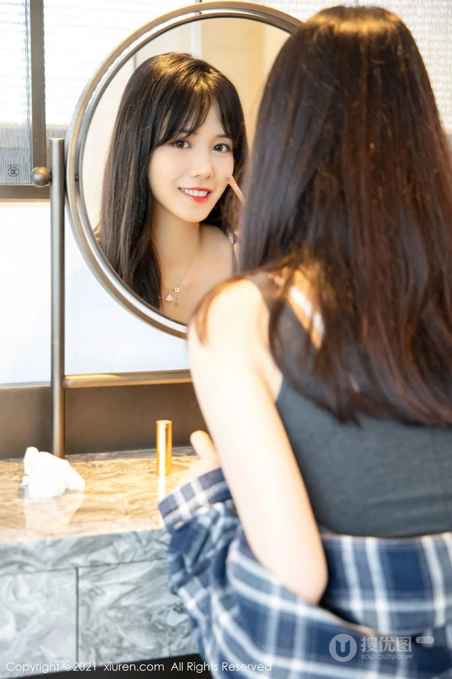 气质大长腿气质女生柚子178肩带灰裙风格袜装装扮大胆特写艺术室内套图
