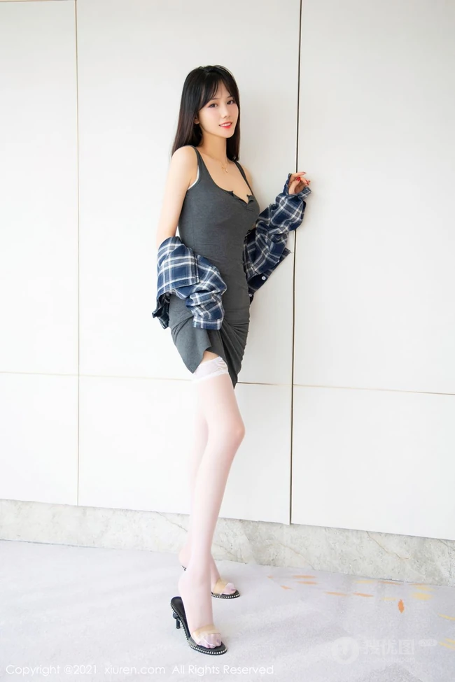 气质大长腿气质女生柚子178肩带灰裙风格袜装装扮大胆特写艺术室内套图