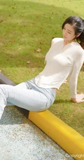 气质高挑女生空姐李雅柔紧身白衣牛仔裤休闲穿搭户外马路边悠闲写真美照