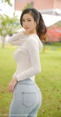 气质高挑女生空姐李雅柔紧身白衣牛仔裤休闲穿搭户外马路边悠闲写真美照