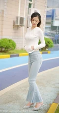气质高挑女生空姐李雅柔紧身白衣牛仔裤休闲穿搭户外马路边悠闲写真美照