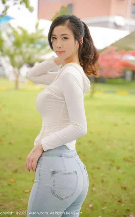 气质高挑女生空姐李雅柔紧身白衣牛仔裤休闲穿搭户外马路边悠闲写真美照