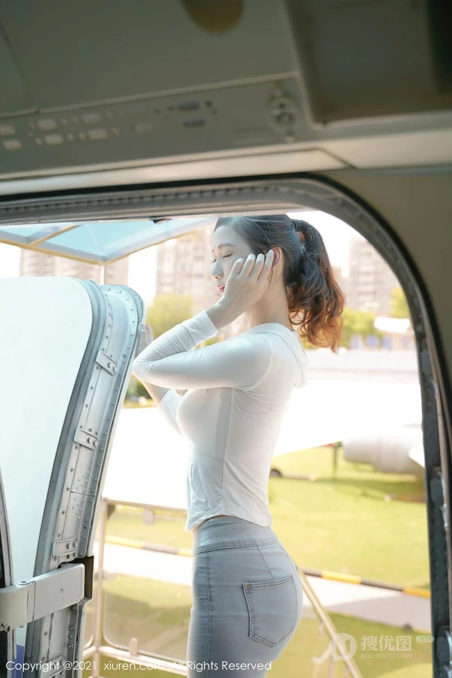 气质高挑女生空姐李雅柔紧身白衣牛仔裤休闲穿搭户外马路边悠闲写真美照