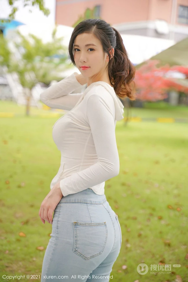 气质高挑女生空姐李雅柔紧身白衣牛仔裤休闲穿搭户外马路边悠闲写真美照