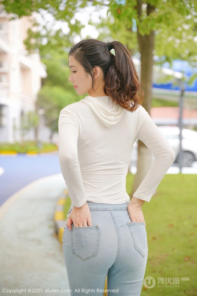 气质高挑女生空姐李雅柔紧身白衣牛仔裤休闲穿搭户外马路边悠闲写真美照