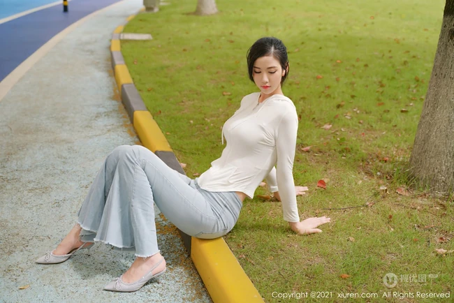 气质高挑女生空姐李雅柔紧身白衣牛仔裤休闲穿搭户外马路边悠闲写真美照