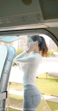 气质高挑女生空姐李雅柔紧身白衣牛仔裤休闲穿搭户外马路边悠闲写真美照