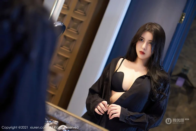 超级大女生韩静安酷黑衬衫皮裙穿搭优雅气质室内写真显完美身段图片