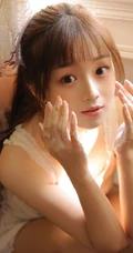 笑容超甜的可爱双马尾辫清新清新少女印花肩带衫短裤室内写真图片
