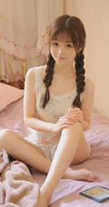 笑容超甜的可爱双马尾辫清新清新少女印花肩带衫短裤室内写真图片