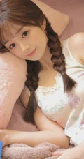 笑容超甜的可爱双马尾辫清新清新少女印花肩带衫短裤室内写真图片