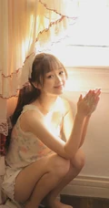 笑容超甜的可爱双马尾辫清新清新少女印花肩带衫短裤室内写真图片