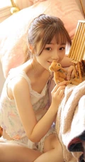 笑容超甜的可爱双马尾辫清新清新少女印花肩带衫短裤室内写真图片
