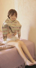 笑容超甜的可爱双马尾辫清新清新少女印花肩带衫短裤室内写真图片